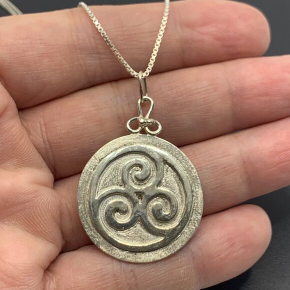 Sterling Silver 925 Handmade Triskele Spiral Circle Pendant 18" Box Link Chain - Picture 6 of 12